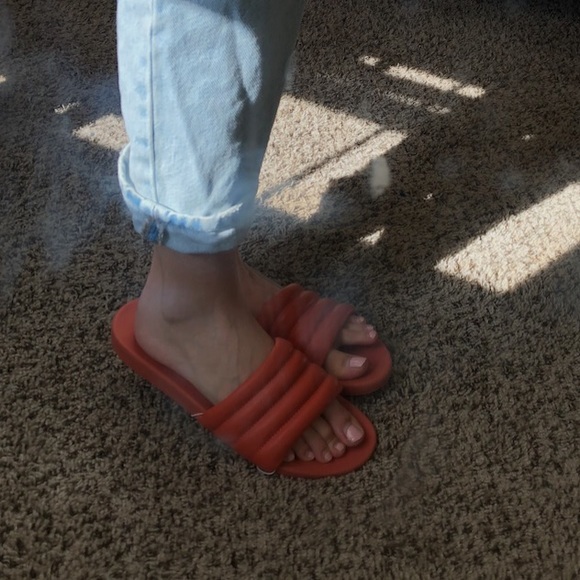 trendy red slides - Picture 3 of 4
